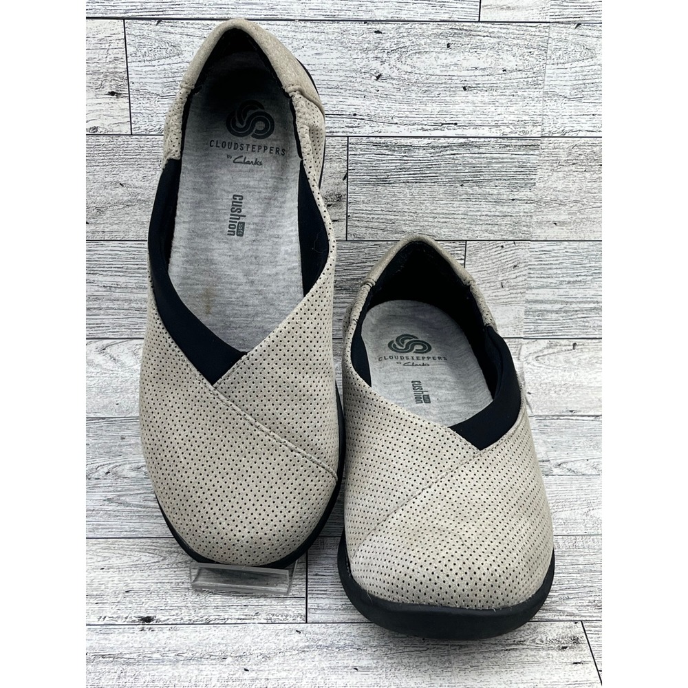 Clarks Cloudsteppers Beige Perforated Slip On Flats Women's Size 6 Comfort Shoes